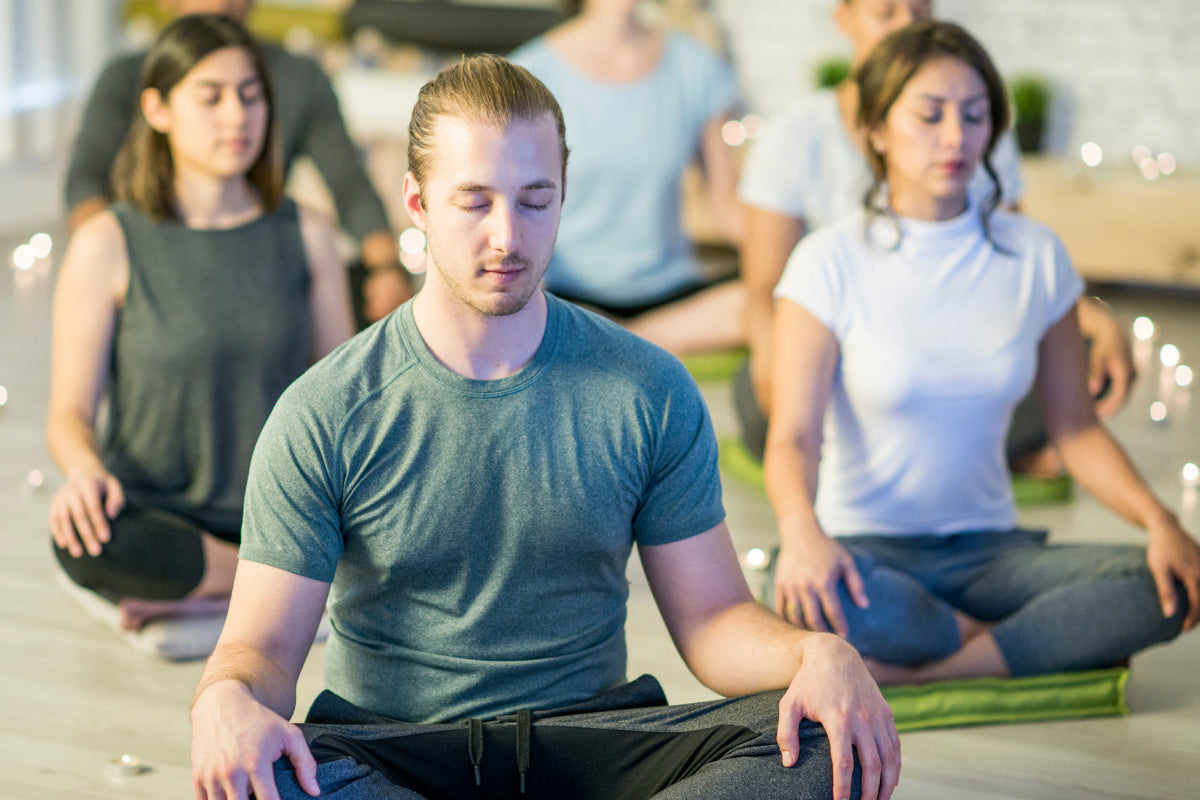 personnes qui pratiquent la méditation pour lutter contre l'insomnie