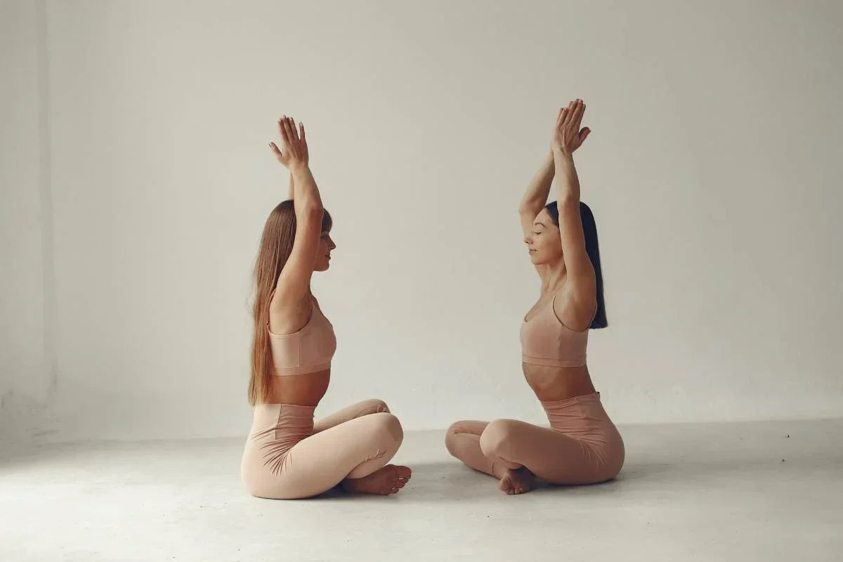 deux femmes pratiquant du yoga