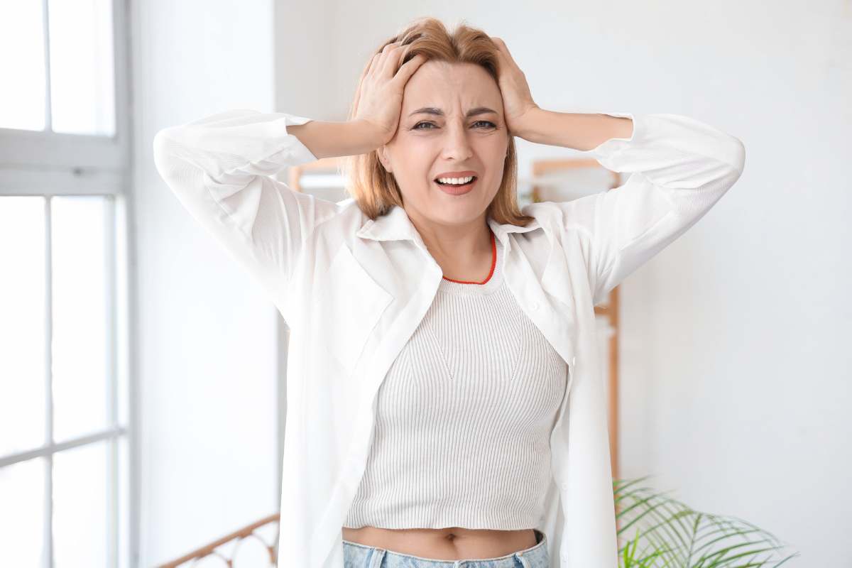 femme stresser qui cherche des solutions naturelles pour traiter la nervosité