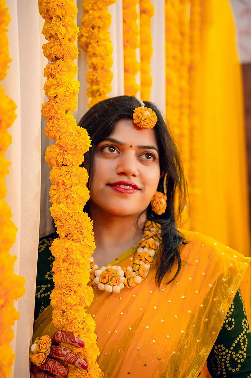 une femme en habit traditionnel indien jaune couleur curcuma