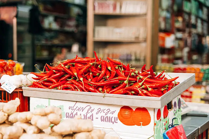 un étalage de marché avec des piments rouges