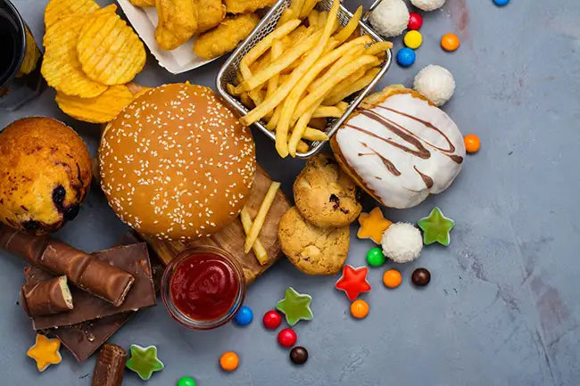 des aliments gras et riches en graisses type burger, frites, cookies