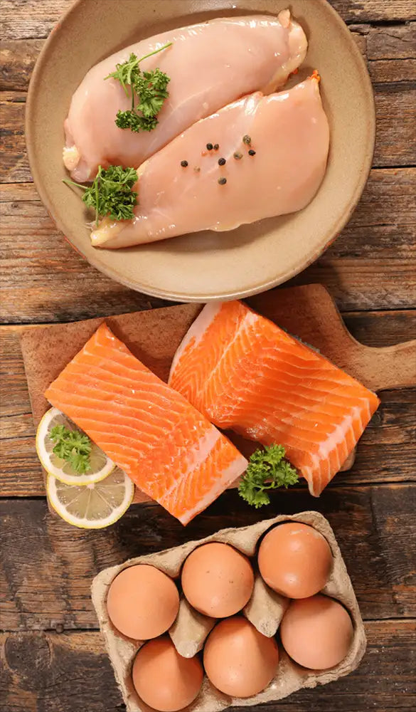 blancs de poulet, filets de saumon et oeufs sur une table 